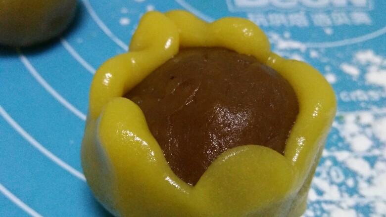中秋小月饼,如图所示,向上推面团。
