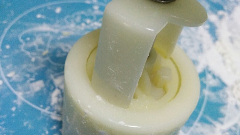 中秋小月饼,倒扣模具,按出花型。