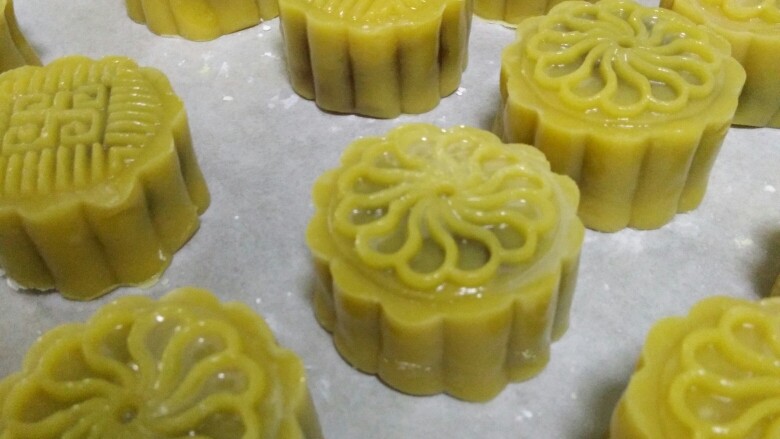 中秋小月饼,喷上少量的水,放入烤箱中200度烤5分钟定型。