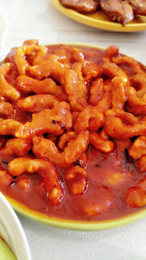 糖醋里脊,锅内放适量油，先把腌好的肉炸出来，再留一点底油，<a style='color:red;display:inline-block;' href='/shicai/ 3250'>葱</a><a style='color:red;display:inline-block;' href='/shicai/ 37'>姜</a>蒜炝锅后倒入<a style='color:red;display:inline-block;' href='/shicai/ 699'>番茄酱</a>，<a style='color:red;display:inline-block;' href='/shicai/ 3729'>白糖</a>，加少许水炒至粘稠浇在炸好的肉上就可以啦，最后撒点白芝麻更好，我在这偷了个懒😉