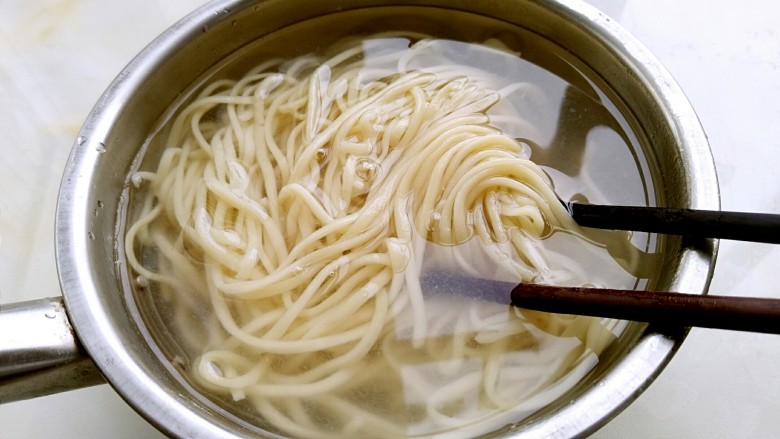 酸汤鲜味面,这个时候用3克盐,把面条煮好,过入凉开水中备用。