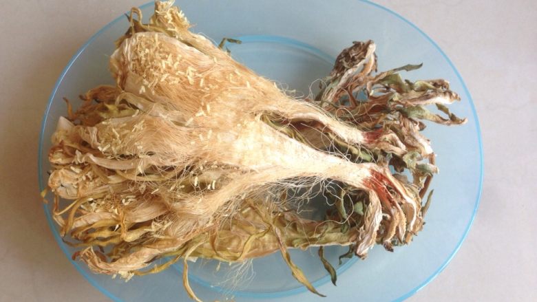 剑花猪骨汤,取50克剑花,不要看分量很少,用水泡开,煲好之后就不少了