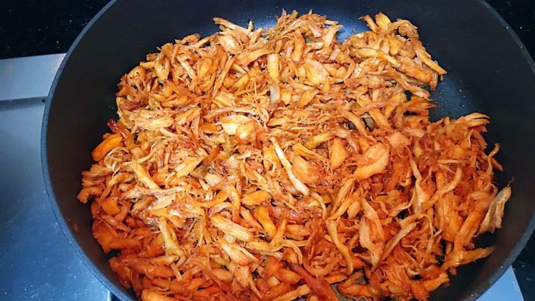 奥尔良海苔芝麻鸡肉松
(平底锅版),鸡肉已经吸收了奥尔良烤鸡料,颜也变深了,水分没了,鸡肉变的很干时,关火
