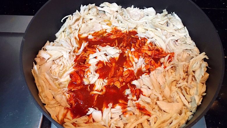 奥尔良海苔芝麻鸡肉松
(平底锅版),接着加入调好的奥尔良烤鸡料