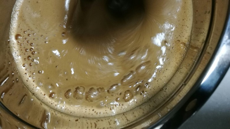 小熊枣泥糕,蛋液有纹路,开始转动打蛋盆打鸡蛋液到浓稠,体积3倍大。