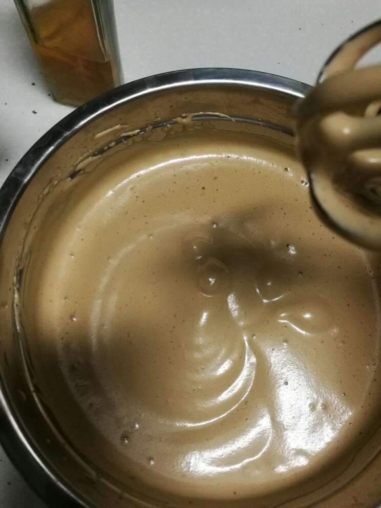 小熊枣泥糕,低落的蛋液10秒内不消失。筛入低粉,泡打粉,搅拌均匀。放入<a style='color:red;display:inline-block;' href='/shicai/ 219'>牛奶</a>和枣泥的混合物,搅拌均匀。
