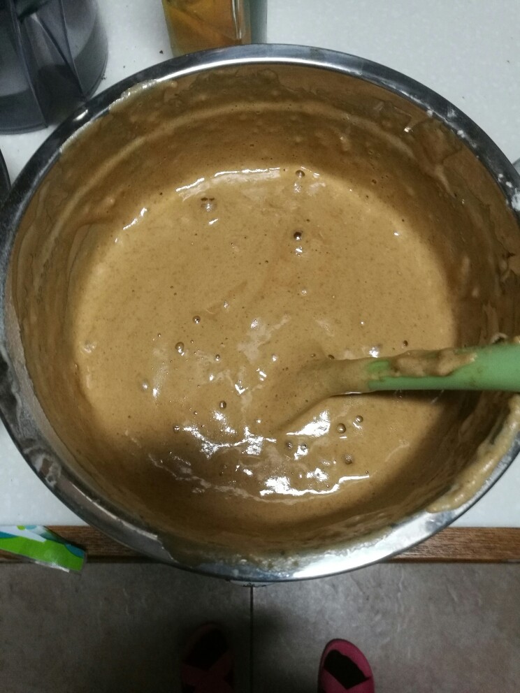 小熊枣泥糕,1/3面糊和色拉油拌均,再到回剩余的面糊内拌匀。烤箱预热160度。