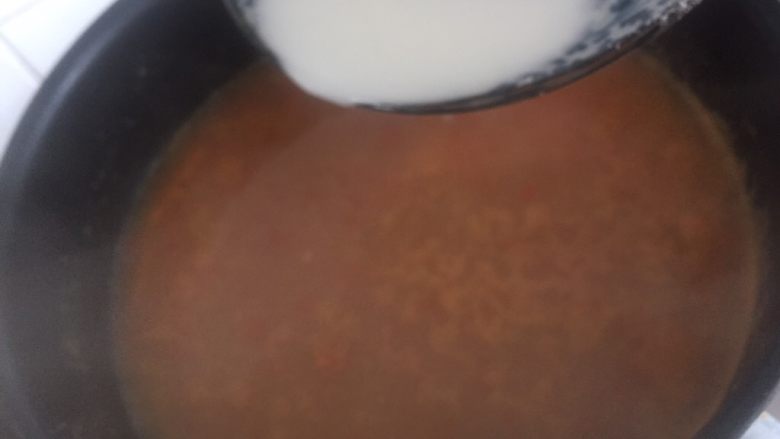 泰式酸辣酱,加入水淀粉拌匀,煮沸出锅。