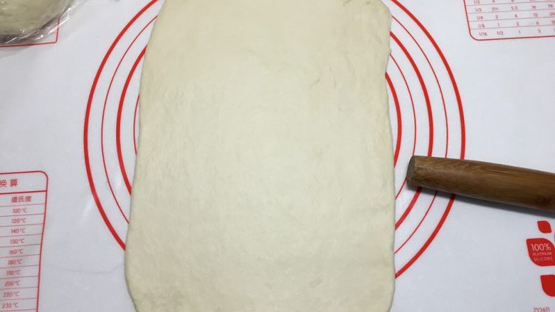 椰蓉面包条(70%冷藏中种),用擀面杖擀成20*30cm的长方形,不容易擀成形的话,四个角可以用手辅助压一下