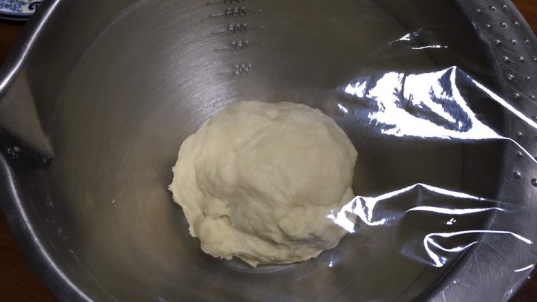 椰蓉面包条(70%冷藏中种),基本光滑就可以了,盖上保鲜膜,冰箱5度冷藏发酵17小时以上,3天以内用都可以的