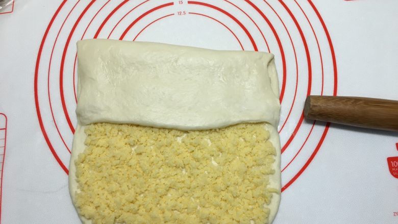 椰蓉面包条(70%冷藏中种),上面没有椰蓉馅的先翻下来1/3