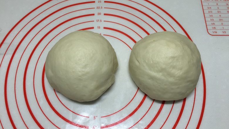椰蓉面包条(70%冷藏中种),平均分成两部分,滚圆,盖保鲜膜松弛10分钟
