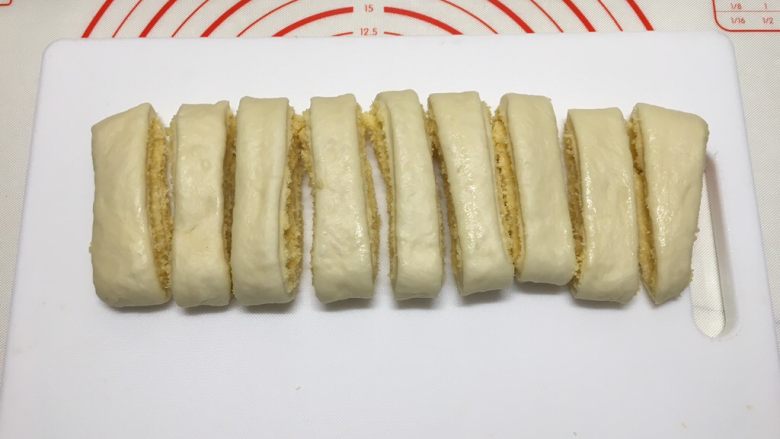 椰蓉面包条(70%冷藏中种),切成8-9条,松弛5分钟