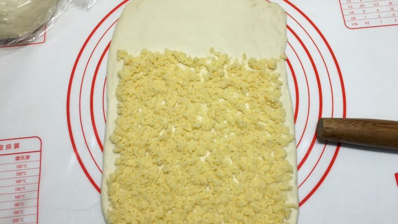 椰蓉面包条(70%冷藏中种),放上一半椰蓉,放入长方形面皮的2/3