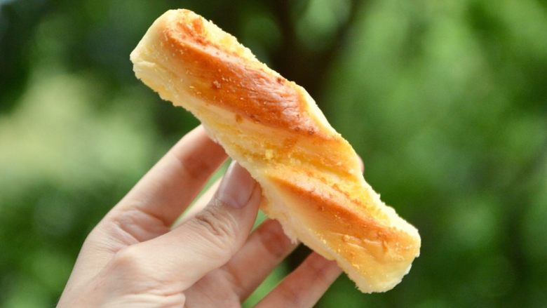椰蓉面包条(70%冷藏中种),温热的时候吃一个吧