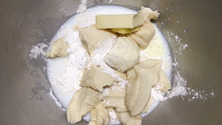 椰蓉面包条(70%冷藏中种),将主面团所有材料,包括黄油,中种面团无需回温,剪小混合