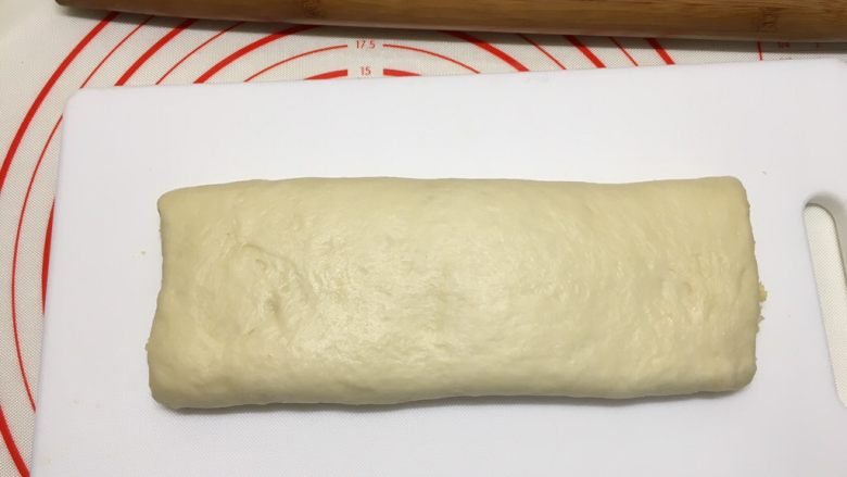 椰蓉面包条(70%冷藏中种),再继续往下翻1/3,变成长条,这时可以松弛一下再用擀面杖擀长一些,约15*20cm,方面后面整形(我第一个直接切就不好整形,第二个擀了一下)