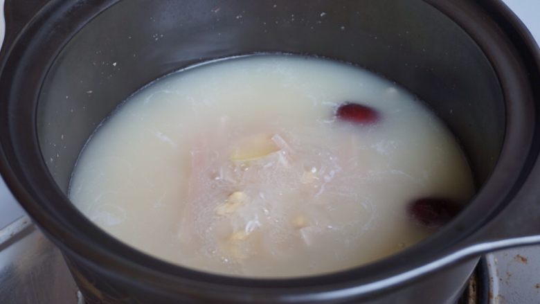 青红椒炒猪皮,可以按我前面教的猪皮黄豆汤做法煮好后捞起来,这样有汤有菜