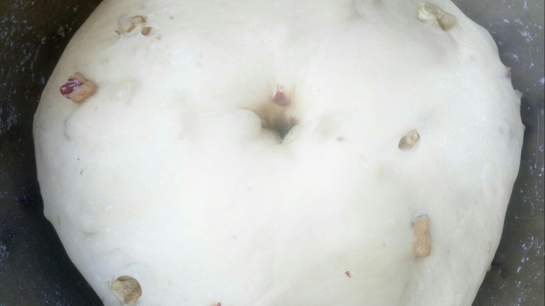 #甜味#红糖红枣核桃面包,发酵好的面团明显涨大至2倍,用手指按下去不会迅速回弹