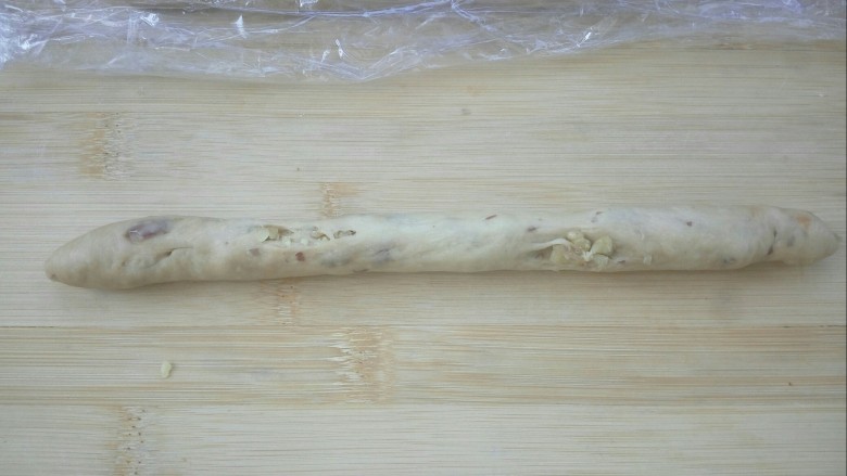 #甜味#红糖红枣核桃面包,松弛好后将其搓成均匀的长条形