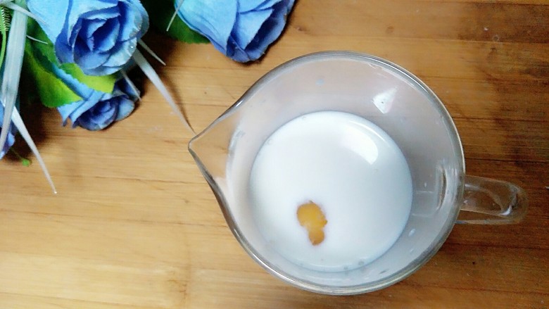 牛奶鸡蛋布丁,打入一枚<a style='color:red;display:inline-block;' href='/shicai/ 9'>鸡蛋</a>