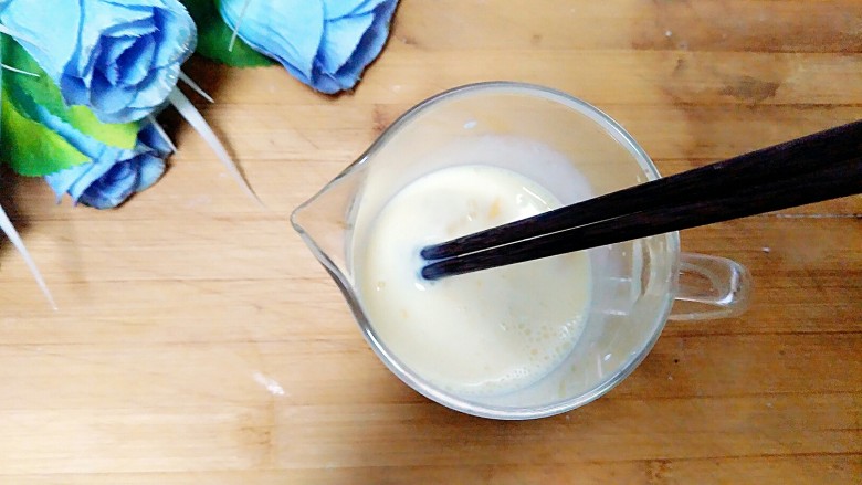 牛奶鸡蛋布丁,加入五克<a style='color:red;display:inline-block;' href='/shicai/ 3729'>白糖</a>搅拌均匀