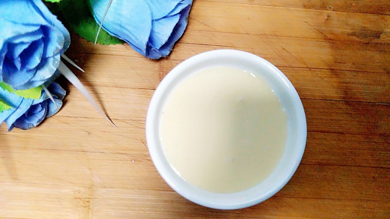 牛奶鸡蛋布丁,过筛后装入小碗