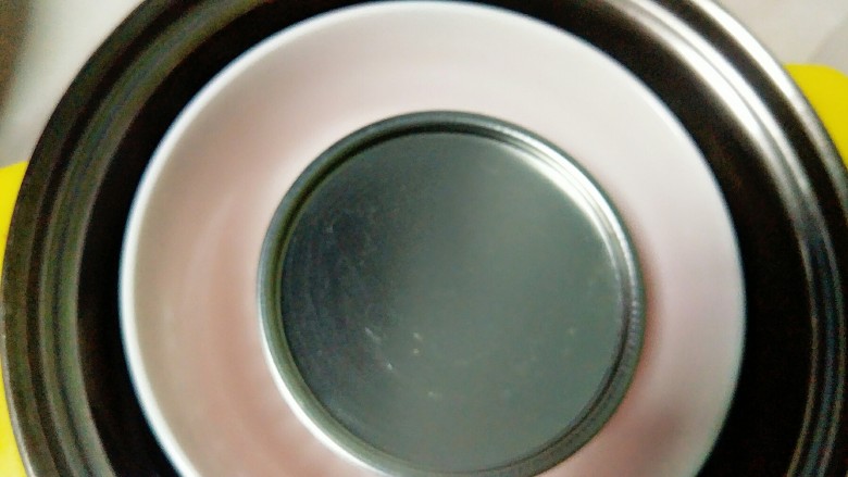 牛奶鸡蛋布丁,盖上盖子，放在蒸锅里蒸15分钟