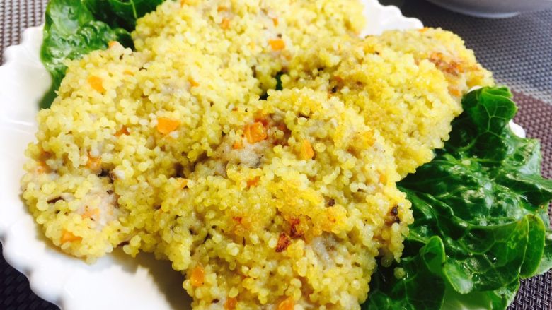 #宝宝辅食#香菇小米营养肉饼,搭配一点蔬菜,或者可以把饼煎一下!
