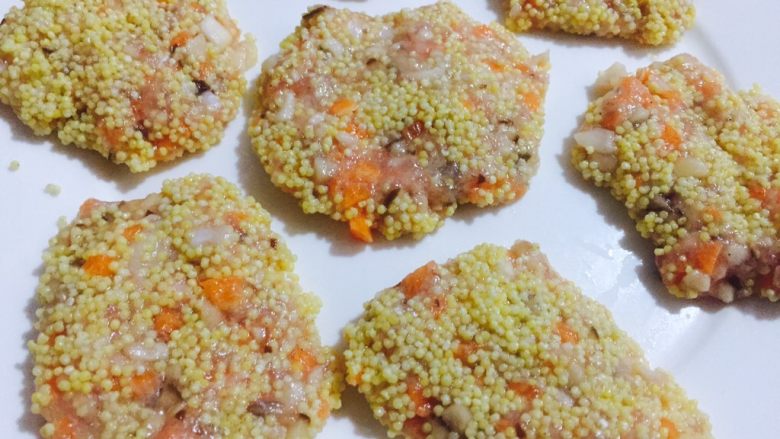 #宝宝辅食#香菇小米营养肉饼,把肉饼粘上小米粒!均匀大小!