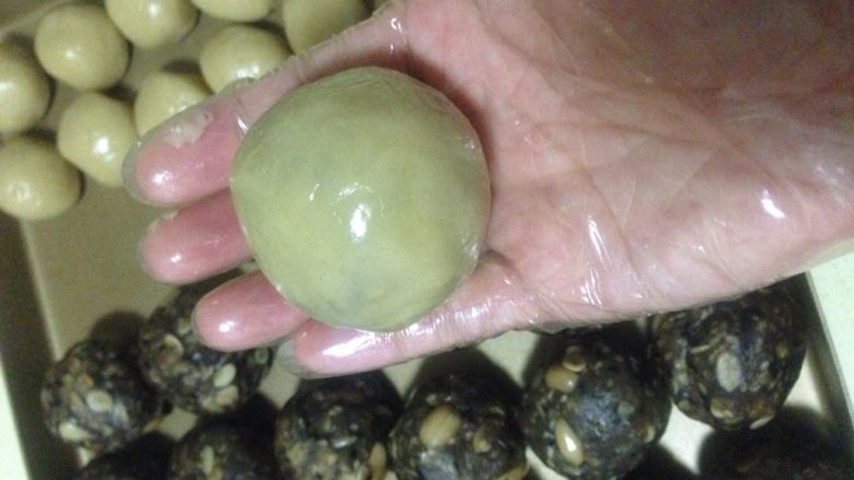 荞麦无糖五仁月饼,手好口 在手掌中滚圆