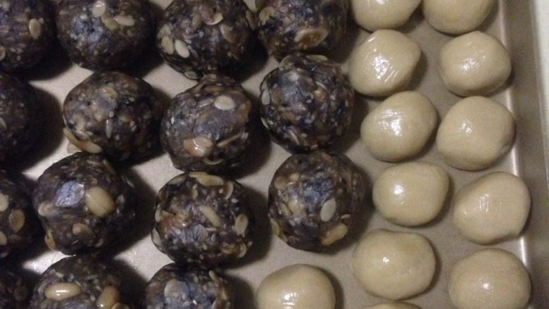 荞麦无糖五仁月饼,醒好的面团 按照50克月饼17克 75克22克的比例分好 揉成光滑的面团