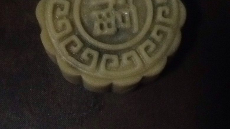 荞麦无糖五仁月饼,在油布上垂直压 千万不要晃动 模子选的好 很容易脱模的