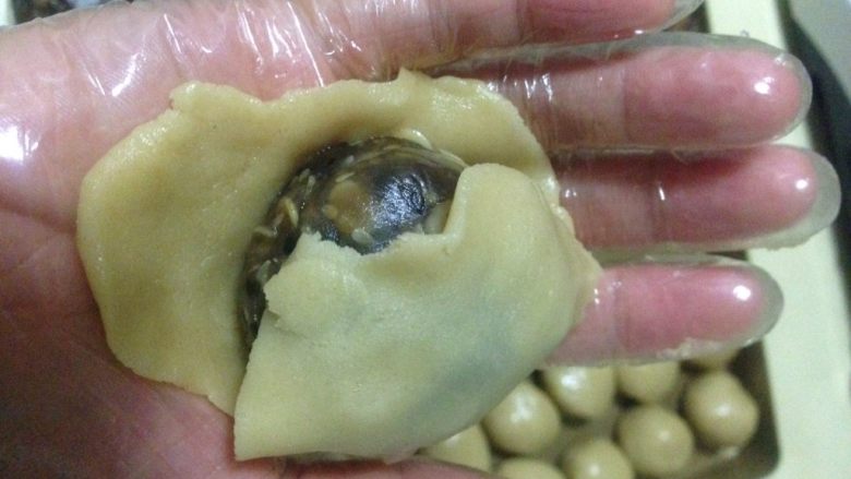 荞麦无糖五仁月饼,分别压扁 像三明治一样 馅在中间 把边缘捏合