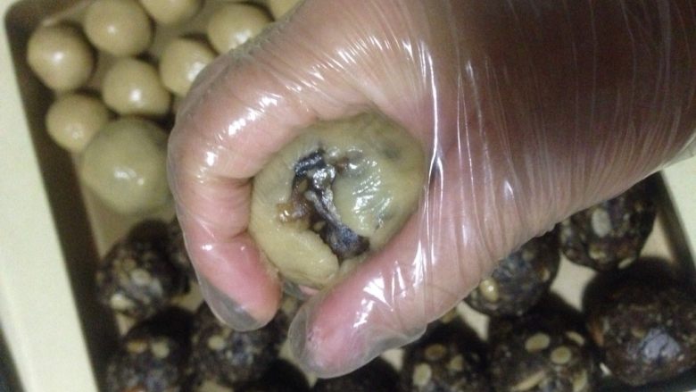 荞麦无糖五仁月饼,用虎口往上收 尽量让面皮和馅料紧密贴合 均匀 成品才漂亮