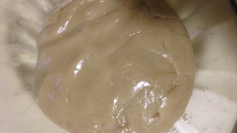 荞麦无糖五仁月饼,盖上保鲜膜 室温松弛2小时 让面粉充分吸收糖油