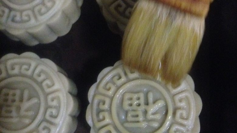 荞麦无糖五仁月饼,取出晾凉几分钟 薄薄的涂一层蛋液