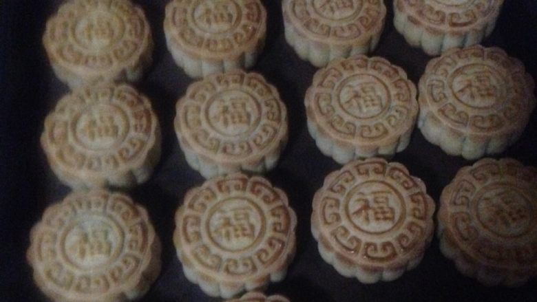荞麦无糖五仁月饼,200度 再烤7~10分钟 表面上色 烤熟 取出晾凉