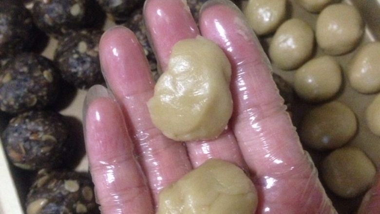 荞麦无糖五仁月饼,有些朋友说包月饼好难 有一个小窍门:取一个面团 分成两半