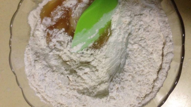 荞麦无糖五仁月饼,加入到乳化好的糖浆糊里