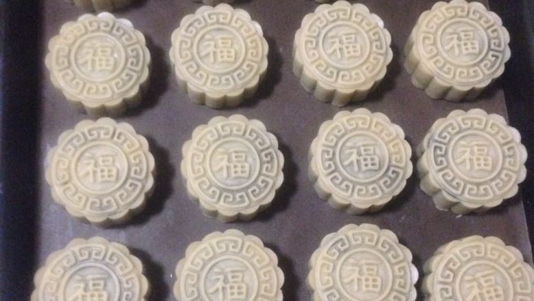 荞麦无糖五仁月饼,依次包好 压好 烤箱预热200度 中层 月饼喷水烤5分钟定型