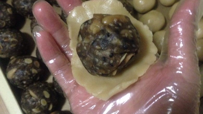 荞麦无糖五仁月饼,包上馅料