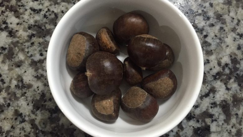 板栗蒸排骨,把栗子洗好,准备去壳
