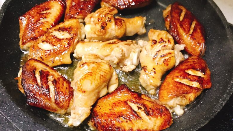 孜然爆蒜蓉鸡翅煲,炸3～5分钟，喜欢脆一点的可根据个人口感将鸡翅正反两面炸成金黄。