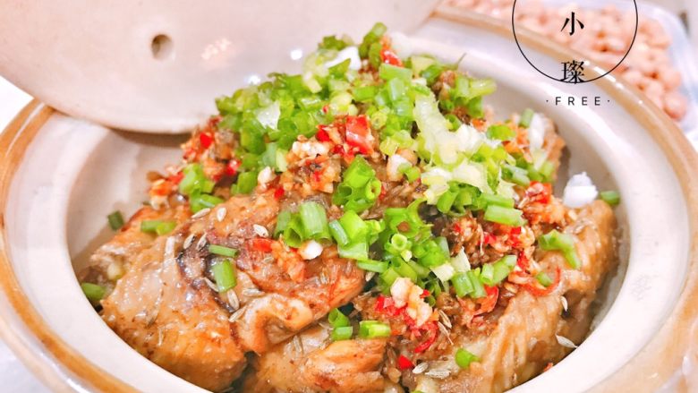 孜然爆蒜蓉鸡翅煲,将配料放置锅中翻炒，淋在煮好的鸡翅上，再加上少许葱碎即可。完成！