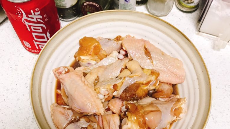 孜然爆蒜蓉鸡翅煲,第一步先腌制鸡翅和鸡腿🍗