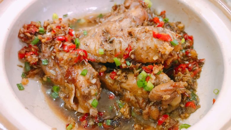 孜然爆蒜蓉鸡翅煲,快吃完了 拍个小细节 超级好吃😋 宝宝们不会欢迎留言问噢。