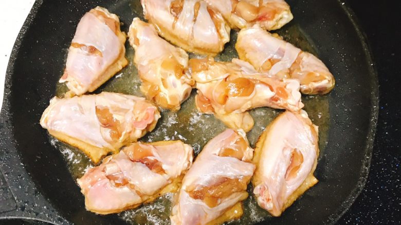 孜然爆蒜蓉鸡翅煲,然后放置锅中炸至金黄（大概3～5分钟）