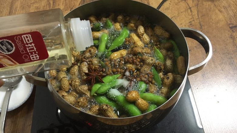 #咸味# 花椒盐水煮毛豆花生,倒入2~3滴的炒菜油