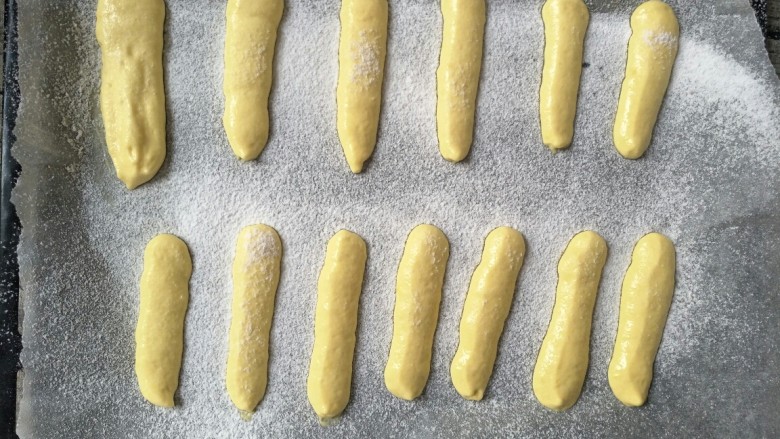 #甜味#挂粉手指饼干,用网筛筛入第一次糖粉